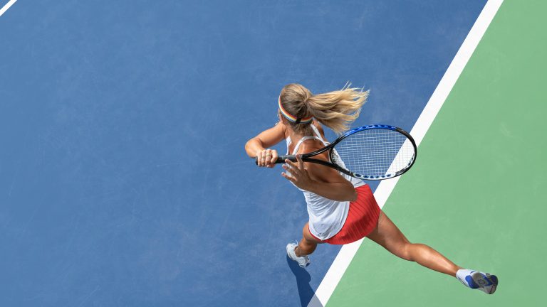 Wissen - Wenn Muskeln im Sport oder Alltag schmerzhaft überstrapaziert werden - Tennisspielerin schlägt ein kräftiges Vorhand