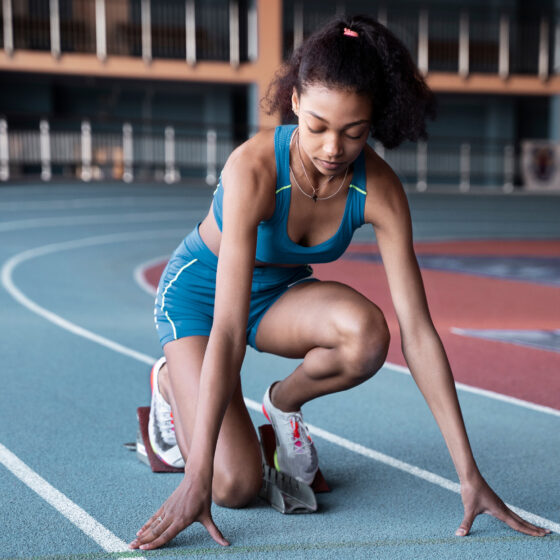 Körperregionen Knorpelschaden Knie - Athletin in Startposition