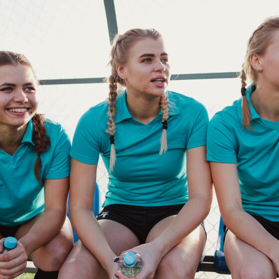Körperregionen Nackenschmerzen - Nacken­verspannung - Rugby-Frauenteam auf der Ersatzbank