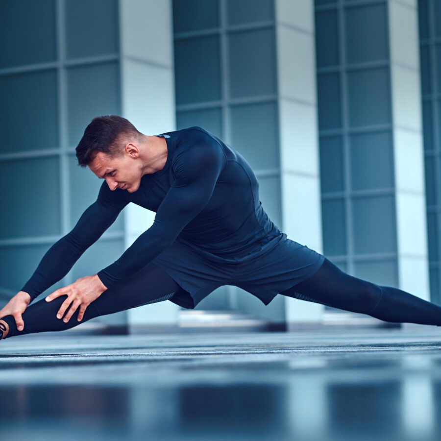 Konservative Therapie - Arthrose-Hyaluron-Behandlung - Mann Fullstretching