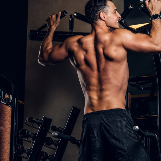 onservative Therapie - Triggerpunktbehandlung der Wirbelsäule - Rückentraining Mann