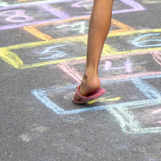 Operative Therapie - Kind Knick-Senkfuß OP - Mädchen spielt Schule